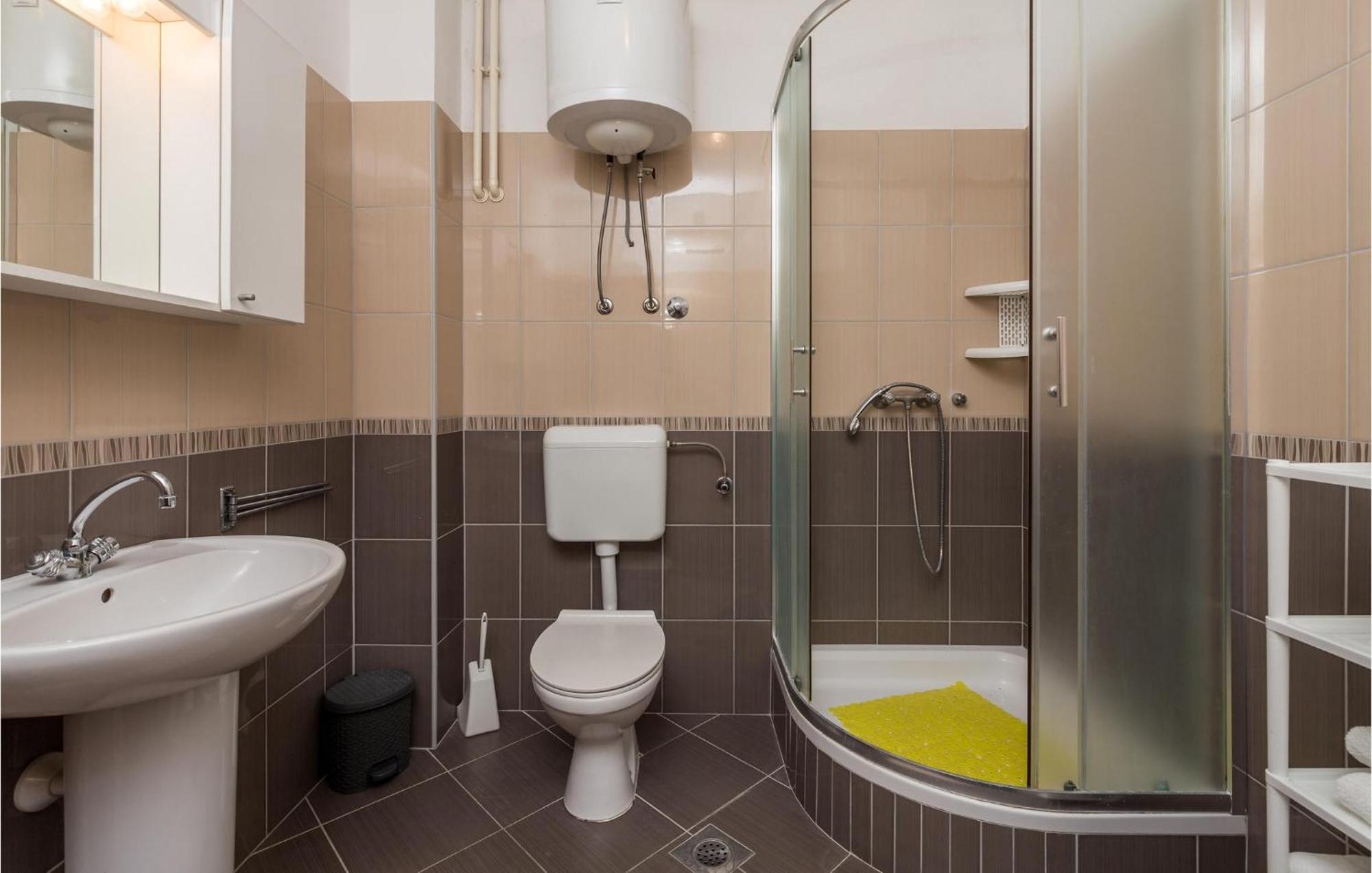 2 Bedroom Awesome Apartment In Pag Pag Town Esterno foto