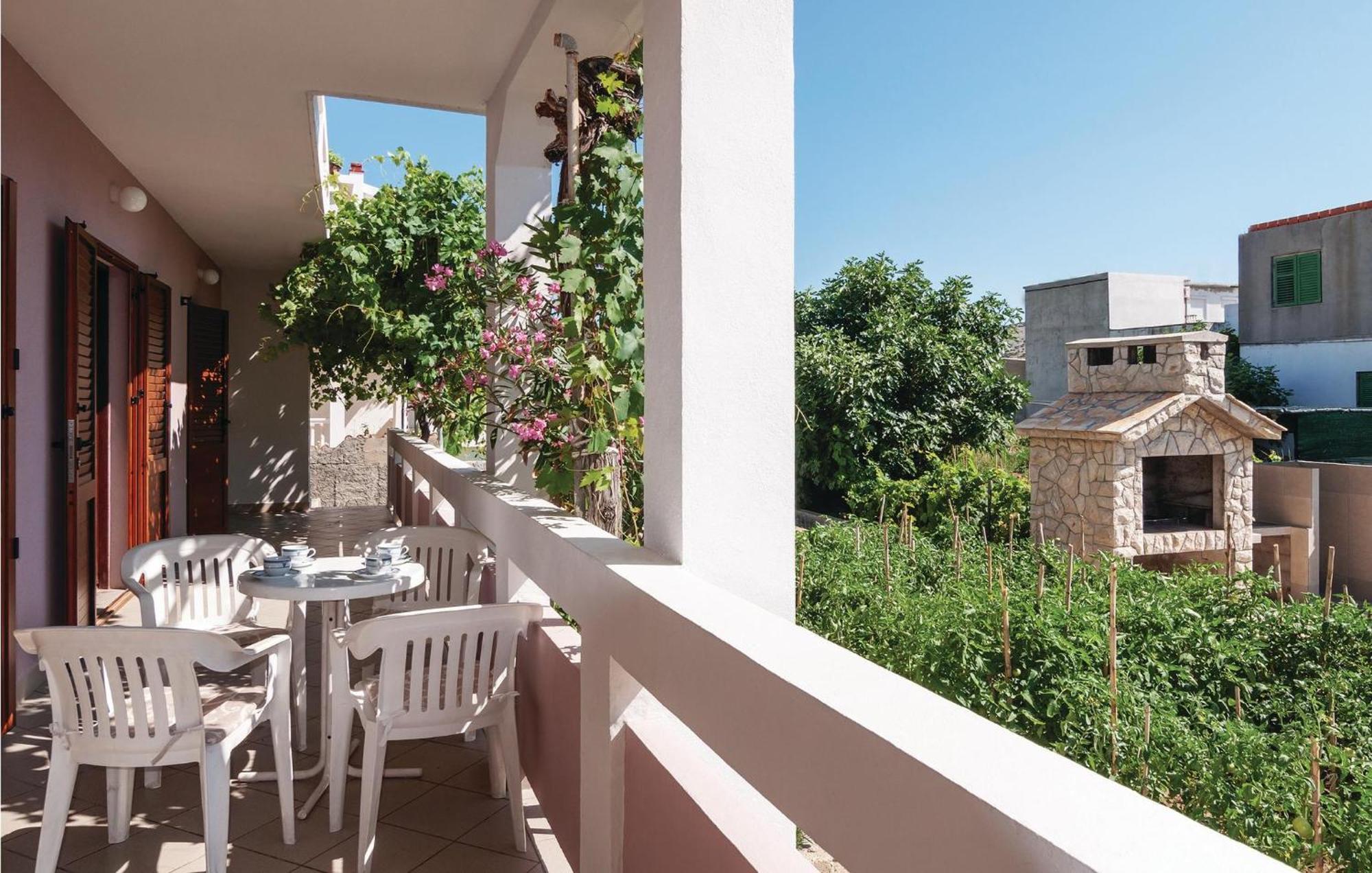 2 Bedroom Awesome Apartment In Pag Pag Town Esterno foto