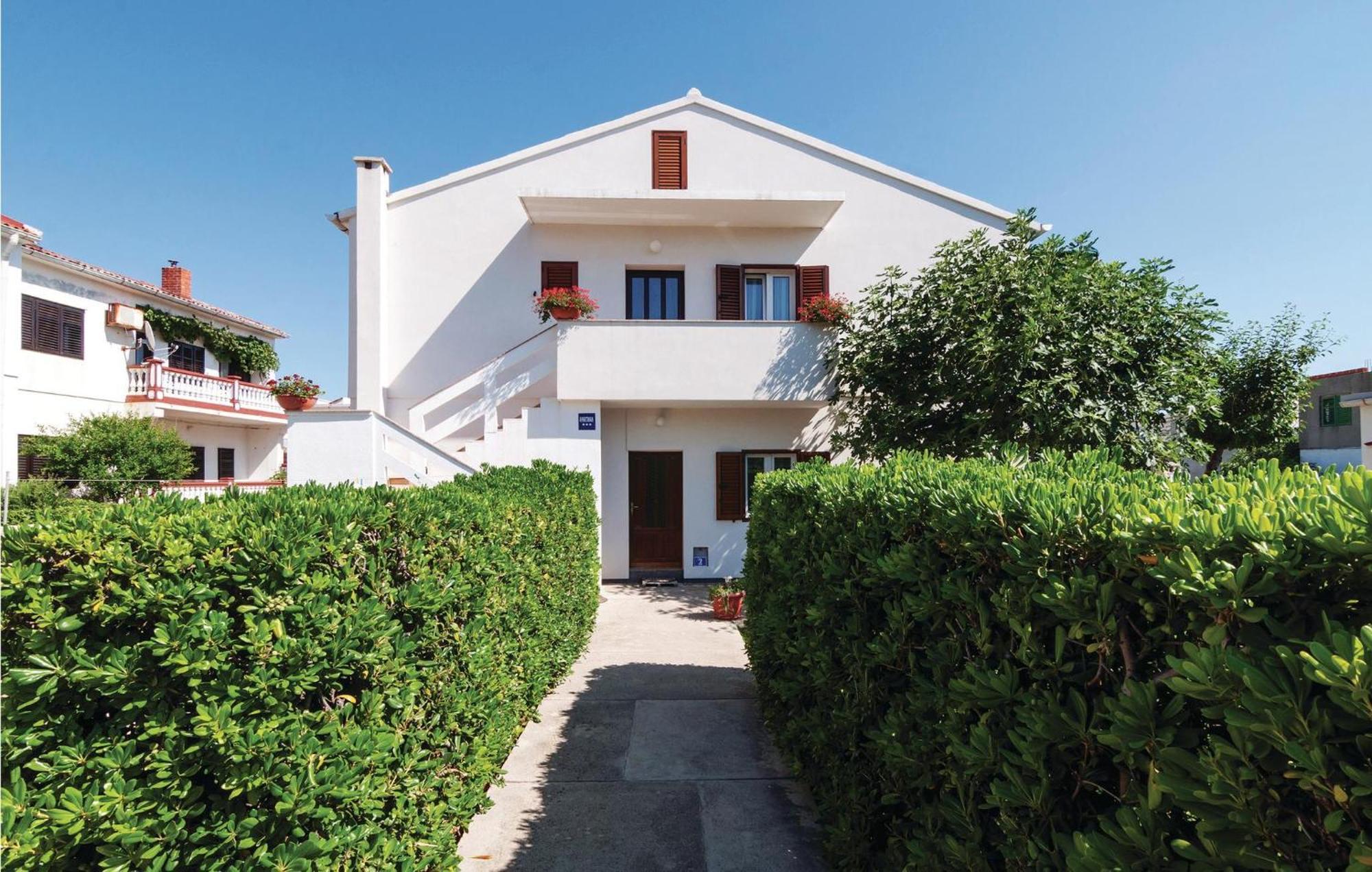 2 Bedroom Awesome Apartment In Pag Pag Town Esterno foto