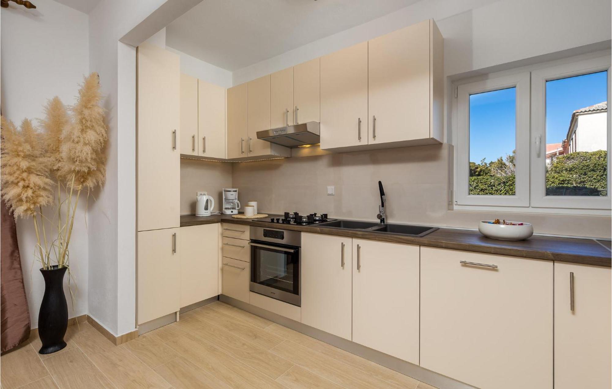 2 Bedroom Awesome Apartment In Pag Pag Town Esterno foto