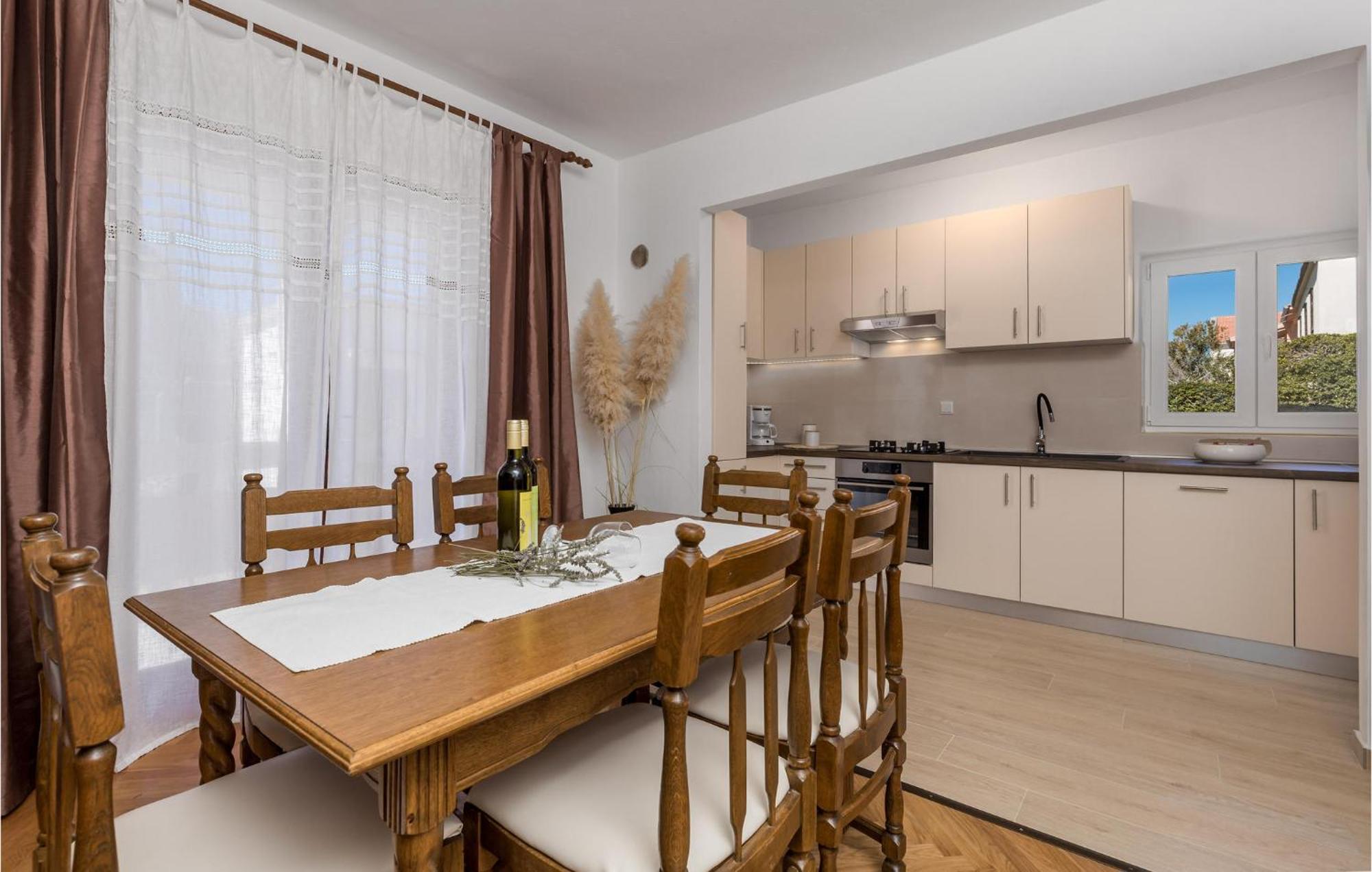 2 Bedroom Awesome Apartment In Pag Pag Town Esterno foto