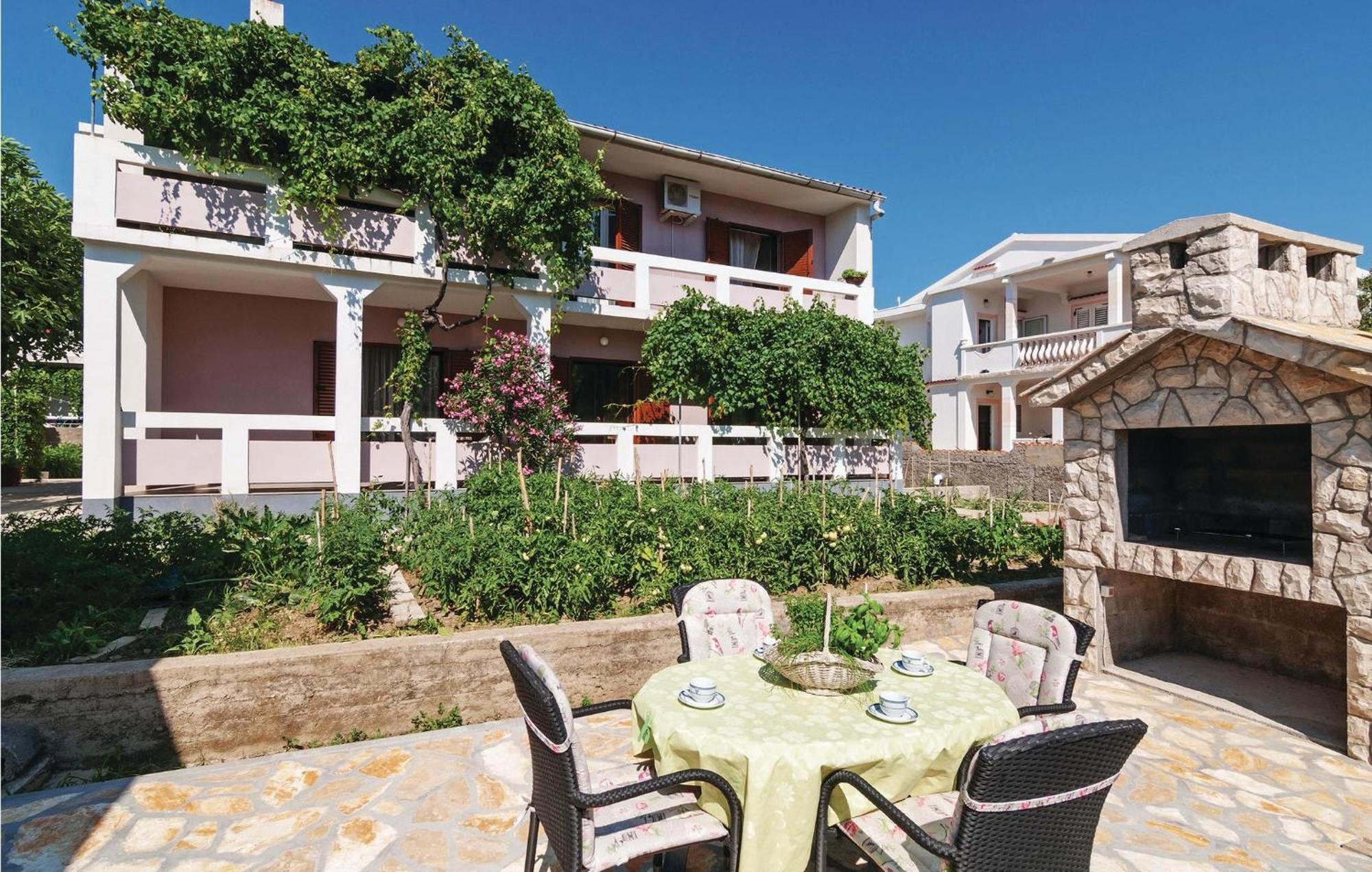 2 Bedroom Awesome Apartment In Pag Pag Town Esterno foto