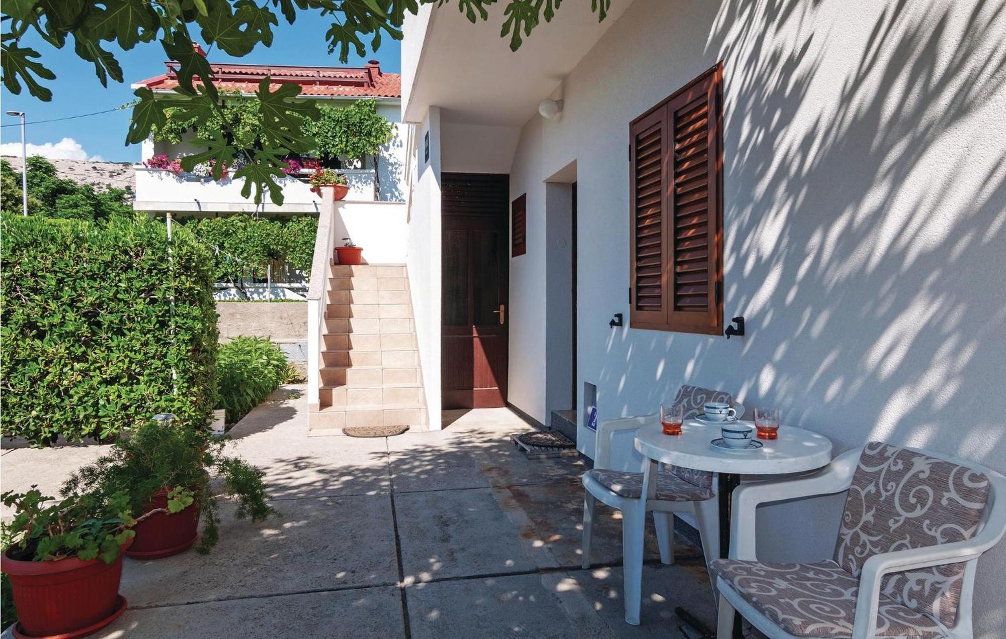 2 Bedroom Awesome Apartment In Pag Pag Town Esterno foto